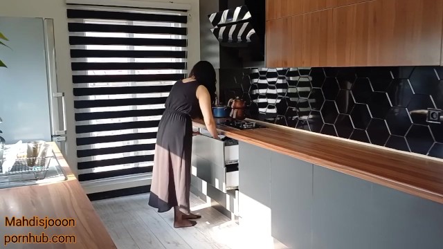 سکس ایرانی با مادرناتنی تو آشپزخانه داستانی پر از مکالمه فارسی 😋